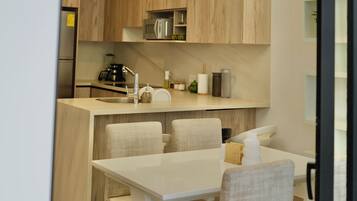 Deluxe-Apartment, Balkon, Bergblick | Esszimmer