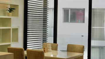 Leilighet – deluxe, balkong, fjellutsikt | Spisestue