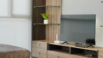 Deluxe Apartment, Balcony, Mountain View | Living area