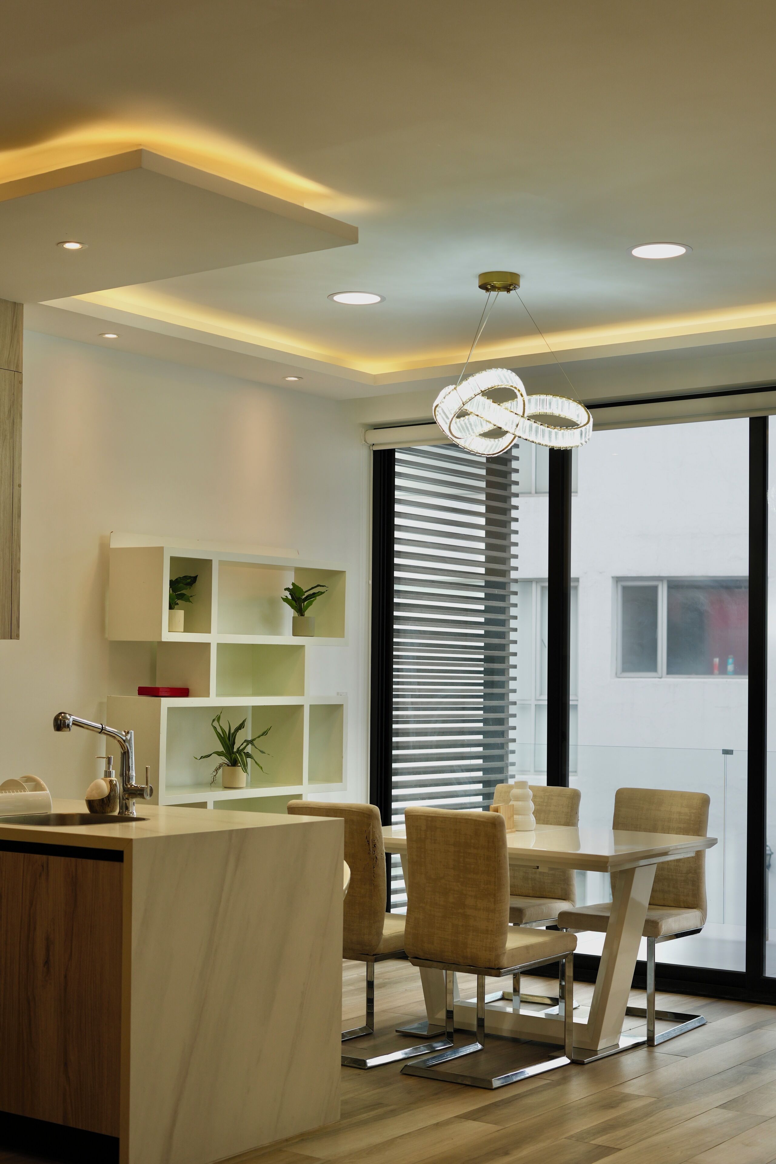 Deluxe Apartment, Balcony, Mountain View | Dining room