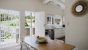 Dining - Medona: Narrawallee Beach House (Narrawallee)