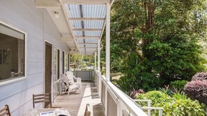 Terrace/patio - Medona: Narrawallee Beach House (Narrawallee)