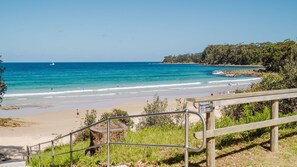 Beach nearby - Medona: Narrawallee Beach House (Narrawallee)