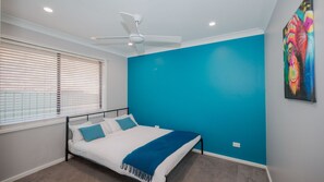 Tabla de planchar con plancha, cuna de viaje, wifi gratis y ropa de cama