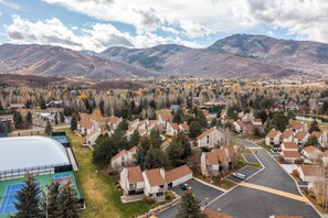 Exterior - Park City Racquet Club Cedar View – 3BR Mountain Retreat with Decks & Views (Park City)
