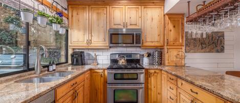 冷蔵庫、電子レンジ、オーブン、コンロ