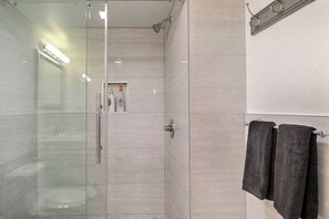 Shower, hair dryer, towels, soap - Camelback Village townhouse-ski in/ski out access (Tannersville)