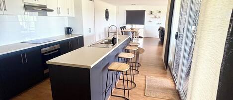 Kjøleskap, mikrobølgeovn, ovn og kokeplater