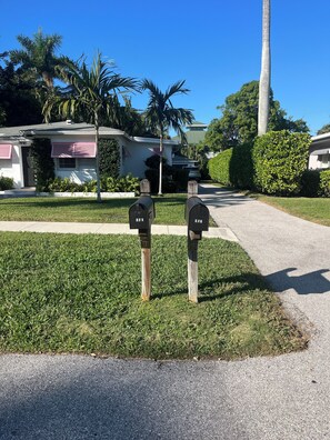 Property grounds - A Find! 3 blocks to Gulf and Old Naples- A  King, Full Kitchen + Laundry Find! (Naples)