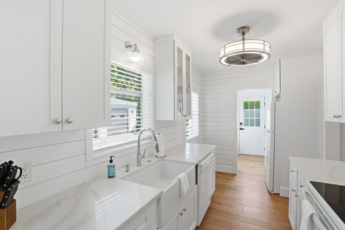 A Find! 3 blocks to Gulf and Old Naples- A  King, Full Kitchen + Laundry Find!