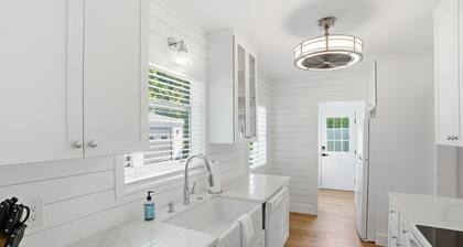 A Find! 3 blocks to Gulf and Old Naples- A King, Full Kitchen + Laundry Find!