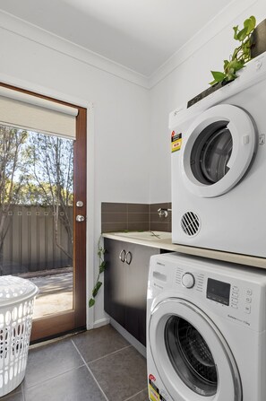 Bathroom - Family Escape With Private Courtyard (Melbourne)