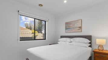 4 bedrooms, laptop workspace, bed sheets