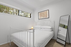 Apartment | 4 bedrooms, laptop workspace, bed sheets - Family Escape With Private Courtyard (Melbourne)