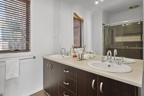 Apartment | Bathroom | Bathtub, towels - Family Escape With Private Courtyard (Melbourne)