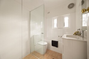 Apartment | Bathroom - Sunlit Coastal Retreat Close to Cafes and Beach (Sydney)