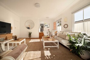 Apartment | Living area - Sunlit Coastal Retreat Close to Cafes and Beach (Sydney)
