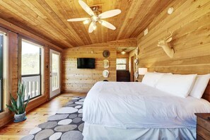 Desk, iron/ironing board, free WiFi, bed sheets - Pool, Serene Views, Airy Hillside Home - Skyfall (Austin)