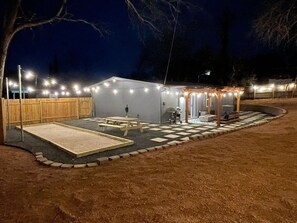 Outdoor dining - Dolphin House | Modern 2BR w/ Fire Pit & Backyard Retreat Office (Austin)