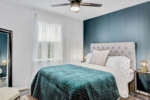 Desk, free WiFi, bed sheets - Dolphin House | Modern 2BR w/ Fire Pit & Backyard Retreat Office (Austin)