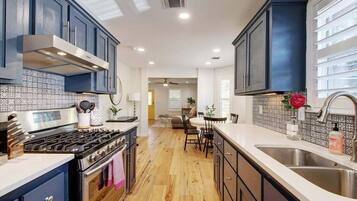 冰箱、微波炉、烤箱、炉灶