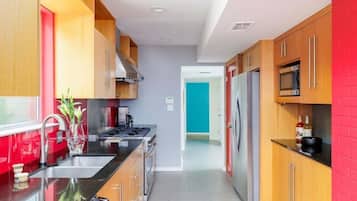 Kjøleskap, mikrobølgeovn, ovn og kokeplater