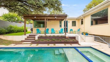 Et oppvarmet basseng