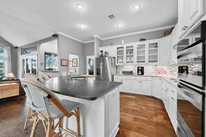 Fridge, microwave, oven, stovetop - Perfect Retreat + Pool + Cedar Hot Tub + Sleeps 12 (Austin)