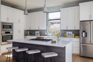 Refrigerador, microondas, horno y parrilla de estufa 