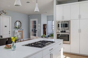 Fridge, microwave, oven, stovetop - Beautiful Zilker Home w/ Heated Pool, Outdoor Dining, and Modern Comforts (Austin)
