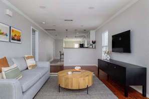 TV - Austin East Side Charmer: 3BR, Firepit, Outdoor Fun (Austin)