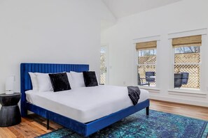 3 bedrooms, free WiFi, bed sheets - 🌿 East Austin Retreat w/ Wrap Porch + Chef Kitchen | Southern Charm 🌮 (Austin)