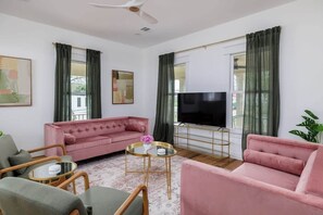 Smart TV - 🌿 East Austin Retreat w/ Wrap Porch + Chef Kitchen | Southern Charm 🌮 (Austin)