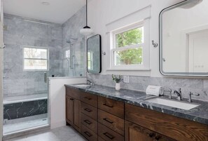 Shower, hair dryer, towels - 🌿 East Austin Retreat w/ Wrap Porch + Chef Kitchen | Southern Charm 🌮 (Austin)