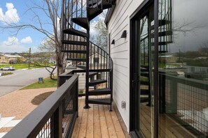 Property grounds - 🎶 East Austin Retreat w/ Balcony + Backyard | Urban Sanctuary | Cloudscape🌮 (Austin)