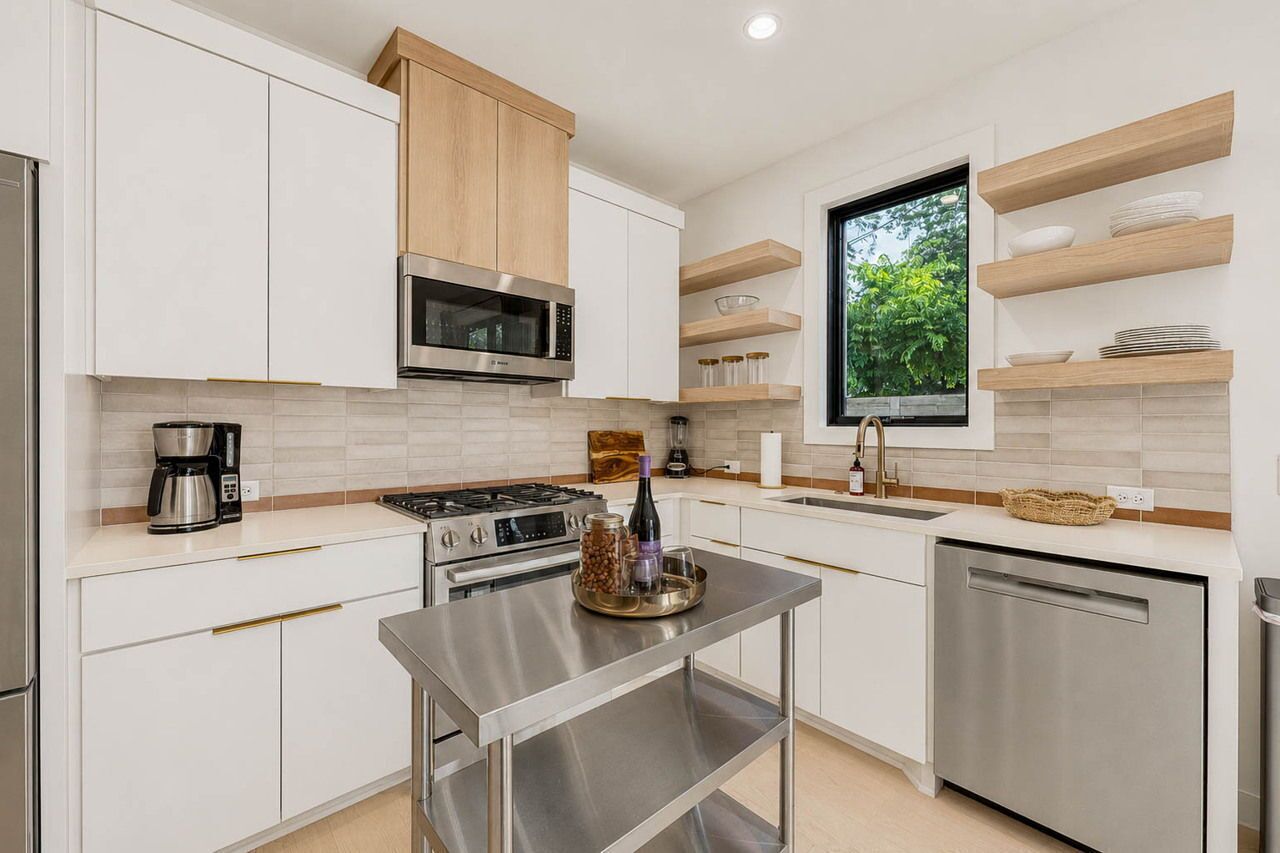 Coffee/tea maker, fridge, microwave, oven