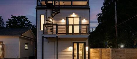 المنشأة من الخارج