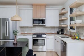 ثلاجة، ميكروويف، فرن، موقد طهي مسطح