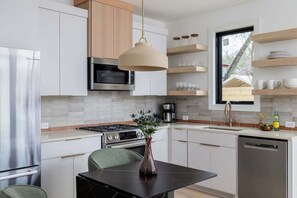 ثلاجة، ميكروويف، فرن، موقد طهي مسطح