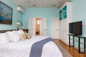 Desk, iron/ironing board, Internet, bed sheets