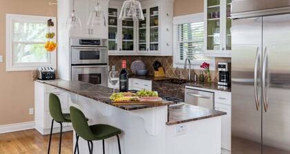 Free Parking, King Bed, 3 BR, Downtown - Treehouse