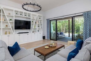 Smart TV - 🌵☀️Private Pool Luxury Retreat Near SoCo | 2 Living Spaces | South Austin Oasis (Austin)