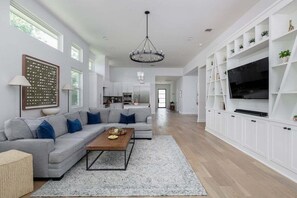 Smart TV - 🌵☀️Private Pool Luxury Retreat Near SoCo | 2 Living Spaces | South Austin Oasis (Austin)