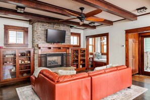 TV connectée, cheminée, espaces bureaux