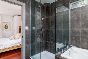 Shower, hair dryer, towels - Downtown, UT, Walkable, East Austin Gem (Austin)