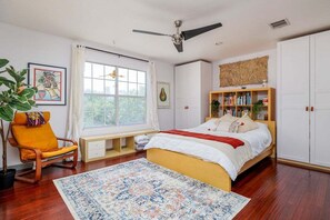 Desk, free WiFi, bed sheets - Downtown, UT, Walkable, East Austin Gem (Austin)