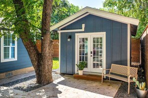 Exterior - 🌮 East Austin Casita Walk to Food + Coffee Spots | Casita Cherico 🎸 (Austin)