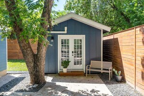 Terrace/patio - 🌮 East Austin Casita Walk to Food + Coffee Spots | Casita Cherico 🎸 (Austin)