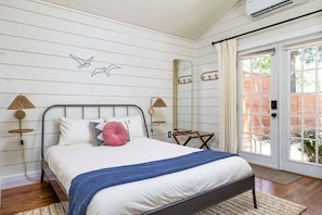 WiFi, bed sheets - 🌮 East Austin Casita Walk to Food + Coffee Spots | Casita Cherico 🎸 (Austin)