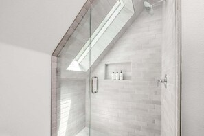 Shower, hair dryer, towels - Open, Near UT, F1 & Downtown - Luna by Portoro (Austin)